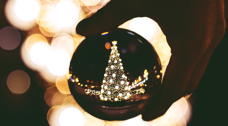 水晶とクリスマスツリー