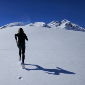雪道を走る女性