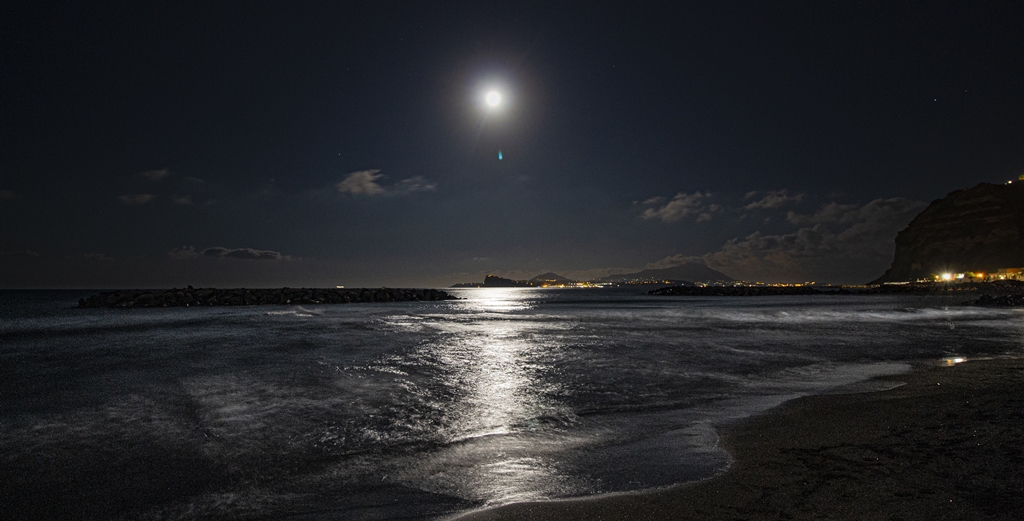 浜辺の月